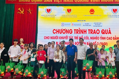 Tặng 50 suất quà cho người khuyết tật, trẻ mồ côi huyện Thạch An