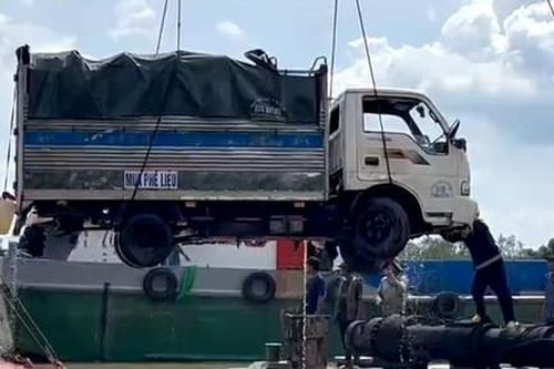 Trục vớt thành công chiếc xe tải lao từ phà xuống sông