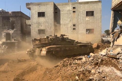 Xe tăng Israel bị tố đâm sập cổng căn cứ Liên hợp quốc ở Lebanon