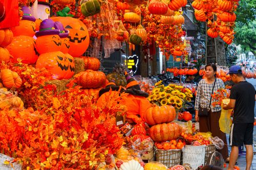 Đồ chơi Halloween ngập tràn, phố cổ Hà Nội trở nên ma mị