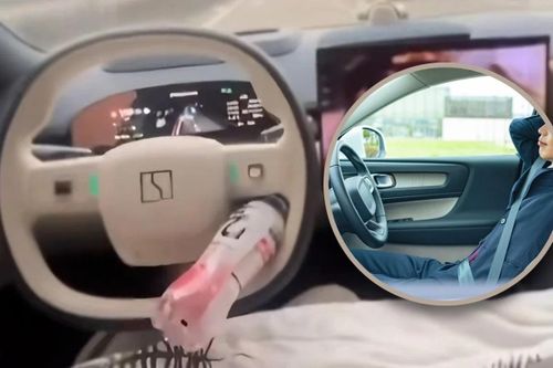 Tài xế người Trung Quốc đắp chăn nằm ngủ trong xe tự lái gây tranh cãi