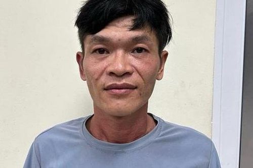 Bắt tạm giam đối tượng dùng chiêu lạ cướp điện thoại