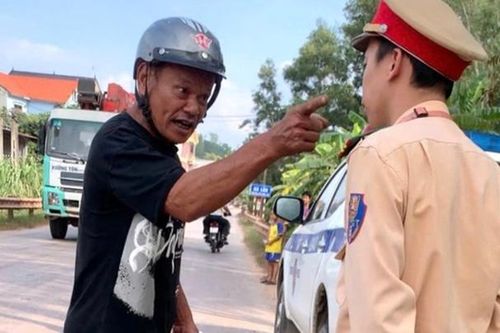 Vi phạm nồng độ cồn còn chửi bới, lăng mạ cảnh sát giao thông
