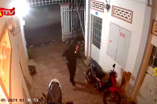 Những tên trộm mặc áo đen, mò vào dãy trọ sinh viên để trộm cắp