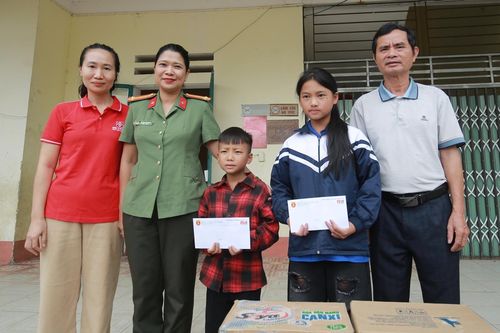 Nghĩa tình Thủ đô gửi tới học sinh ở Trung Lèng Hồ