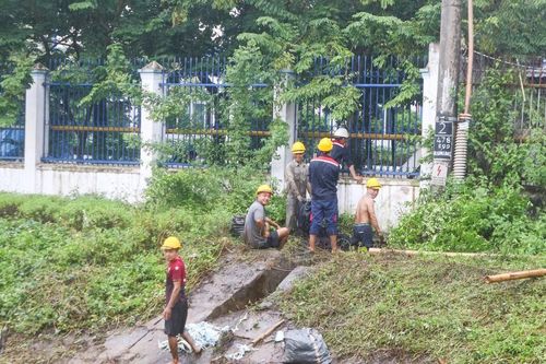 Thanh Hóa: Tràn dầu máy từ khu công nghiệp khiến kênh tiêu đổi màu đen kịt