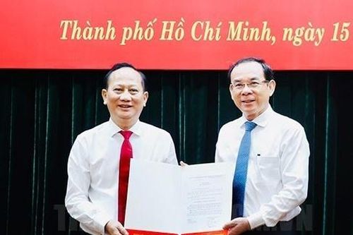 Bí thư Thành ủy TP.HCM Nguyễn Văn Nên trao quyết định cán bộ