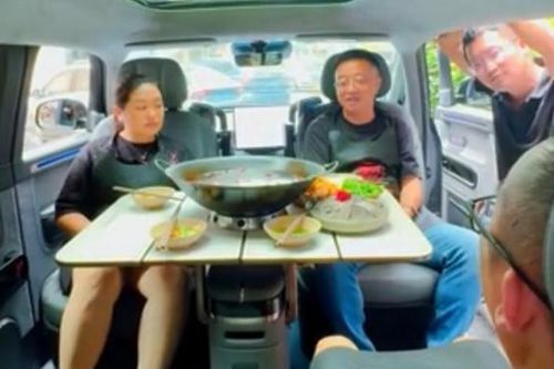 Đoạn video ăn lẩu trên xe điện bị chỉ trích ở Trung Quốc