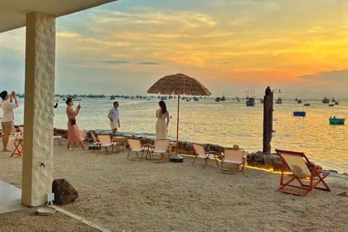 Quán cà phê vứt ly nhựa xuống biển Phan Thiết đóng cửa vĩnh viễn