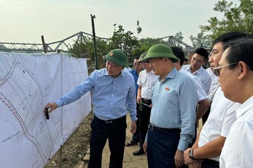 Kiên quyết không để phát sinh mới vi phạm trật tự xây dựng ven sông Hồng