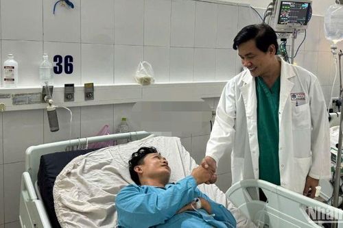 Cứu sống người đàn ông bị trượt ngã trôi dạt trên biển 32 giờ