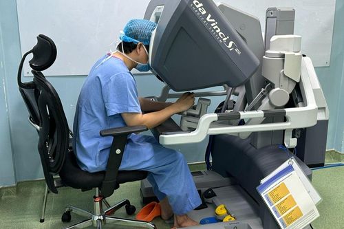 Phẫu thuật robot điều trị ung thư đại tràng cho cụ bà 89 tuổi