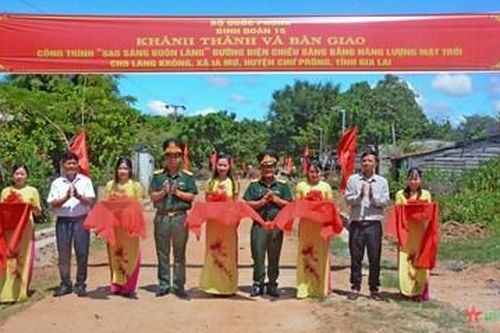 Binh đoàn 15: Khánh thành, bàn giao 2 công trình 'Sao sáng buôn làng' tại huyện biên giới Chư Prông