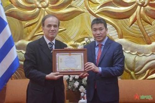 Trao Kỷ niệm chương tặng Đại sứ Hy Lạp tại Việt Nam