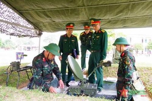 Binh chủng Thông tin liên lạc kiểm tra tại Sư đoàn 324