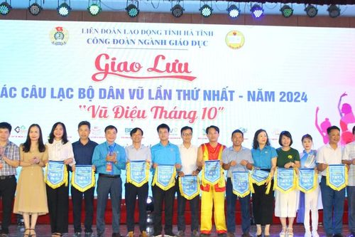 Giáo viên Hà Tĩnh khoe tài trong giao lưu dân vũ