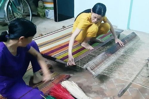 Làng nghề dệt chiếu hơn 500 tuổi bị thu hồi bằng công nhận