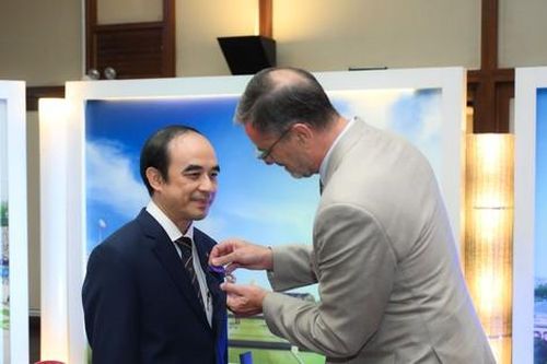GS.TS Nguyễn Hữu Tú nhận Huân chương Cành cọ Hàn lâm