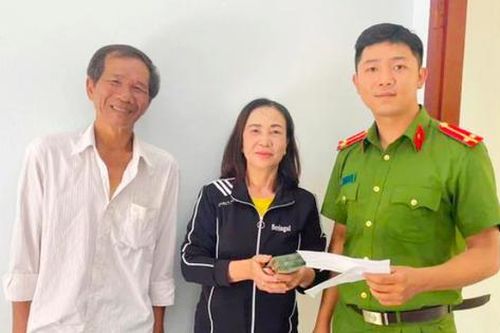 Mừng rỡ nhận lại 107 triệu đồng bỏ nhầm vào cốp xe người khác