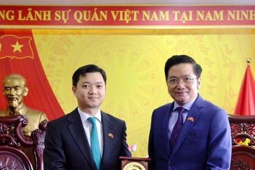 Bí thư Trung ương Đoàn chào xã giao Tổng lãnh sự Việt Nam tại Nam Ninh, Trung Quốc