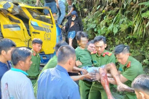 Xe tải tông ta luy, 2 người thương vong
