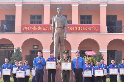 Tuyên dương cán bộ, công chức trẻ và thanh niên công nhân xuất sắc tại TPHCM