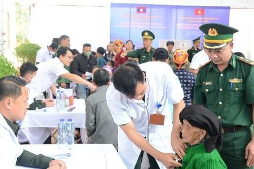 Khám bệnh, cấp thuốc miễn phí cho hơn 2.000 người dân biên giới Việt Nam - Lào