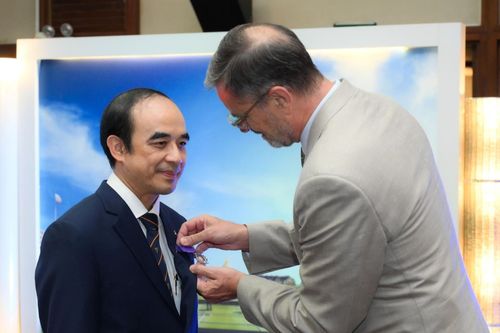Hiệu trưởng Trường ĐH Y Hà Nội nhận huân chương Cành cọ hàn lâm của Pháp