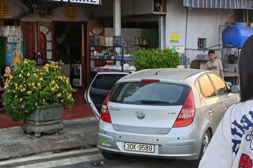Tài xế lao xe vào đường ngược chiều 'dằn mặt' nam sinh