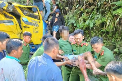 Xe tải chở than tông vào taluy, 1 người tử vong ở Quảng Nam