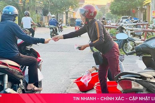 Chợ tự phát lấn đường ở Cẩm Xuyên