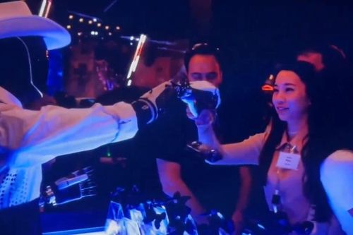 Choáng ngợp với màn cử động và nói chuyện như con người của Robot Tesla Optimus