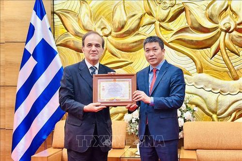 Trao Kỷ niệm chương Vì hòa bình tặng Đại sứ Hy Lạp tại Việt Nam