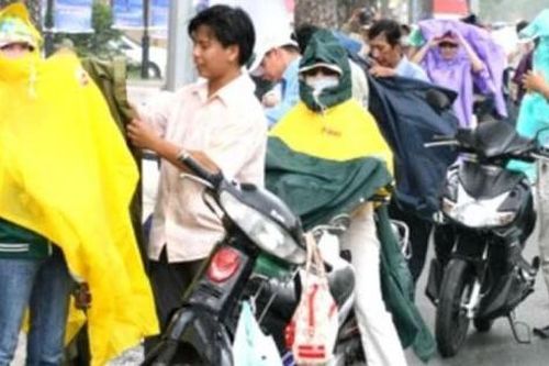 Dừng xe trên đường để mặc áo mưa, có bị xử phạt?