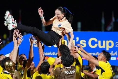 Nữ tỷ phú Madam Pang thưởng nóng cho tuyển Thái Lan