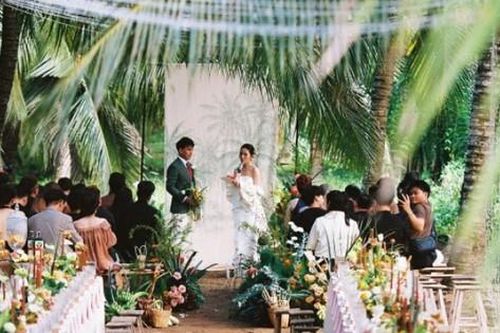 Cặp đôi Bến Tre tổ chức tiệc cưới trong vườn dừa đẹp như cổ tích