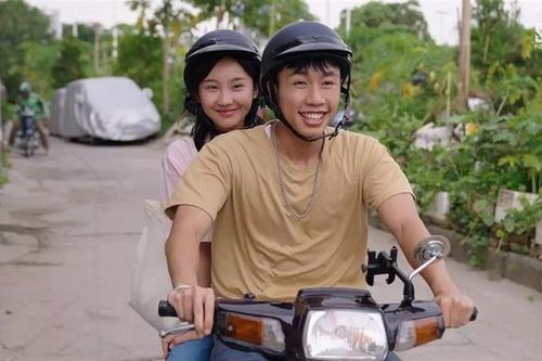 'Đi giữa trời rực rỡ' bất ngờ bị thế sóng, khán giả phản ứng trái chiều