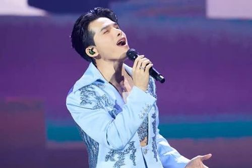 Quốc Thiên nhiều lần nghẹn ngào trên sân khấu kỷ niệm 20 năm ca hát