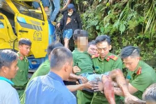 Bản tin TNGT 15/10: Xe tải chở than đâm vào taluy, phụ xe tử vong tại chỗ