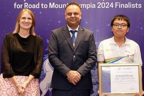 Quán quân Olympia 2024 Võ Quang Phú Đức nhận học bổng 60.000 Bảng Anh
