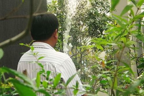 Ông chủ xưởng may trúng số 8 tỷ đồng phải trốn biệt tăm vì nhiều ăn xin tìm đến