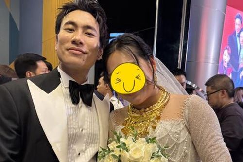 Lộ 'ảnh cưới' của Kiều Minh Tuấn, 'cô dâu' đeo vàng kín tay?