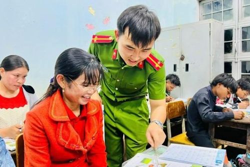 Lớp học xóa mù chữ miễn phí của những chàng Công an xã ở Gia Lai
