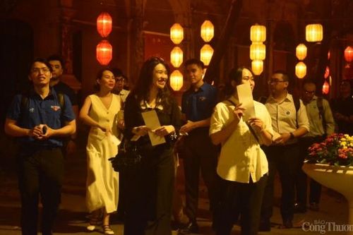 Ngược về quá khứ trong tour đêm 'Giải mã Hoàng thành Thăng Long'