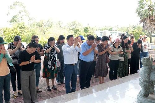 Hội Liên hiệp Phụ nữ huyện Châu Thành du khảo về nguồn tại huyện Tri Tôn
