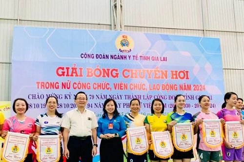Gần 100 nữ vận động viên tham gia Giải Bóng chuyền hơi Công đoàn ngành Y tế Gia Lai