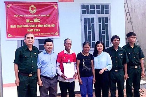 Bàn giao nhà 'Nghĩa tình đồng đội' tại Đak Pơ