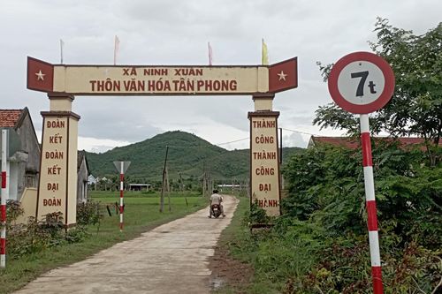 Cần thay mới cờ trang trí trên cổng chào