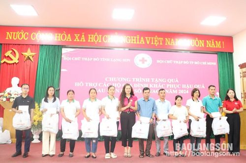 Hội Chữ thập đỏ tỉnh phối hợp trao 350 suất quà cho người dân bị ảnh hưởng bởi mưa bão tại huyện Văn Lãng
