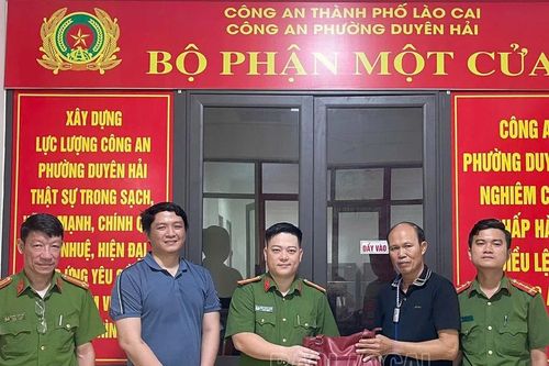 Nhặt được 300 triệu đồng, nam thanh niên trả lại người đánh rơi